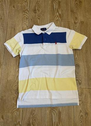 Бавовняне поло від бренду polo ralph lauren вирізняється яскравим багатобарвним дизайном із горизонтальними смугами