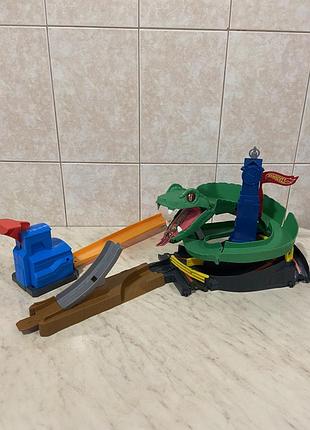 Ігровий трек hot wheels city cobra crush playset (укус кобри) від mattel із зеленою головою кобри та синьою вежею