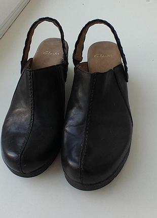 Женские кожаные босоножки бренда  clarks в чёрном цвете.