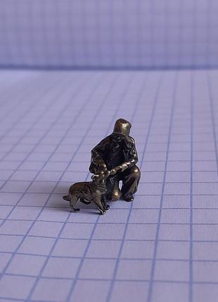 Мініатюра жінка з песиком