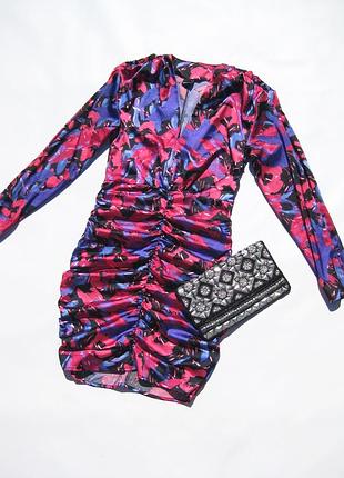 Стильное яркое красивое платье модель lou с оборками принт розовый синий gina tricot