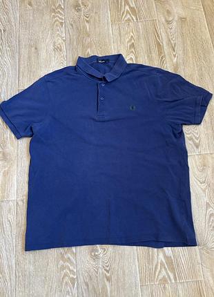 Синя бавовняна футболка-поло fred perry із класичним коміром та вишитим логотипом у вигляді лаврового вінка на грудях