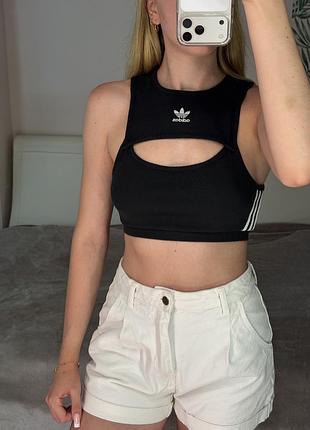 Трендовий топ adidas з вирізом