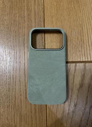 Оливковий чохол на iphone 17 pro