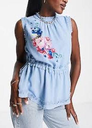 Ніжно-блакитний топ без рукавів від британського бренду ted baker (модель pommie floral print tie waist top)