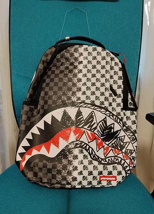 Рюкзак sprayground shark splitstarerboard с пастью акулы.