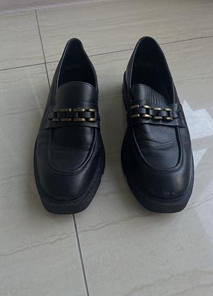 Продам шкіряне взуття 39р