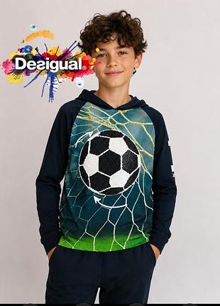 Оригинальный яркий футбольный лонгслив с капюшоном desigual
