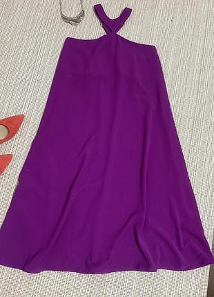Фіолетова сукня максі вільного крою з витонченим вирізом-холтер.