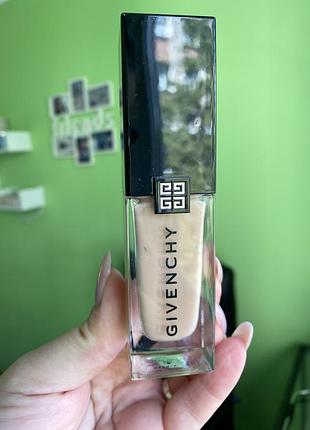 Givenchy glow тональний