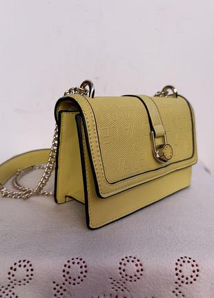 Сумка -багет valentino amber- фирменная,женская,с тиснением лого бренда по всей поверхности, в желтом цвете,через плечо