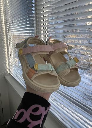 Босоніжки zara