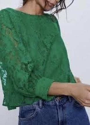 Элегантная изумрудно-зеленая кружевная блуза от zara привлекает внимание изящным цветочным узором и объёмными рукавами-фонариками.