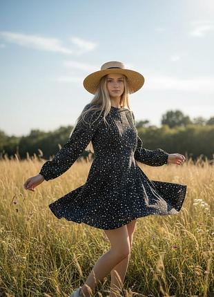 🪭👗👡черное платье мини с длинными рукавами и белым принтом в горошек выполнено из легкого шифона