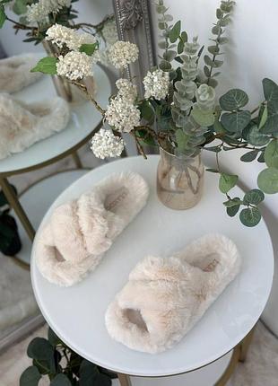 Відкриті пухнасті білі домашні тапочки