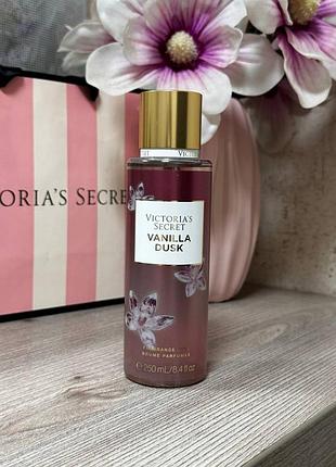 Парфумований зволожуючий спрей для тіла від victoria’s secret vanilla dusk ramadan fragrance body mist.