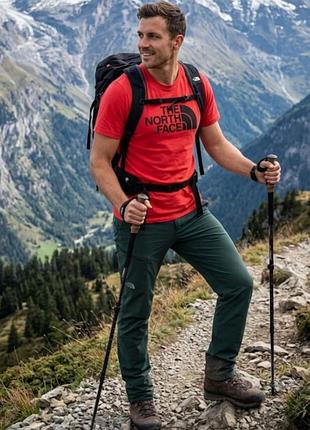 Червона футболка the north face — класика для активних
