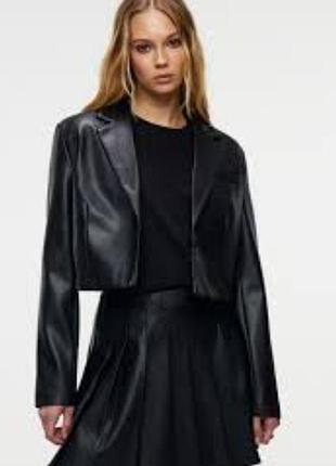 Укороченный черный женский блейзер /кроп пиджак из экокожи river island