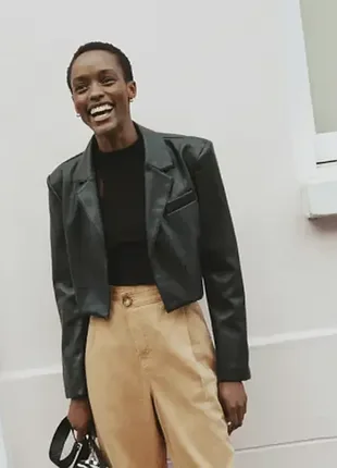 Укороченный черный женский блейзер /кроп пиджак из экокожи river island
