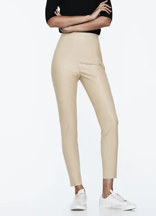 Стильные брюки из экокожи zara
