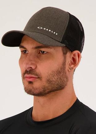 Унісекс бейсболка-тракер ​​кепка oakley chalten cap у меланжево-сірому кольорі із чорною сітчастою задньою панеллю