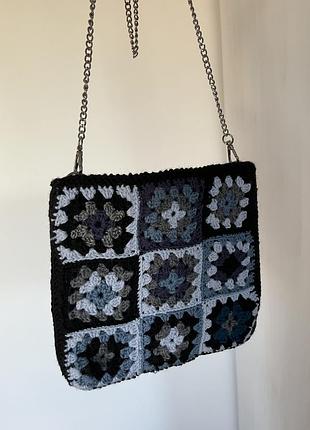 В’язана сумка granny square/бабусин квадрат у чорно-сіро-блакитній гамі.