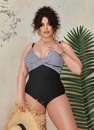 Суцільний смугастий чорний купальник plus size з зйомними чашками
