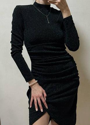 Блестящее платье с длинным рукавом