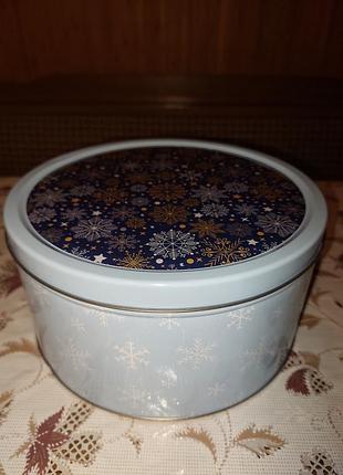 Большая жестяная коробка