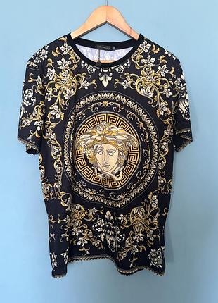 Чоловіча футболка італійського будинку моди versace з легендарним принтом medusa та бароковими візерунками barocco.