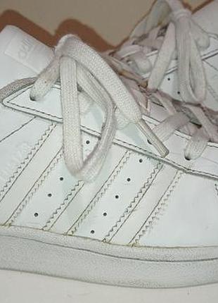 Брендовые кожаные кроссовки adidas.