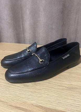 Классические кожаные лоферы russell & bromley с металлической пряжкой (трензелем)