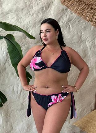 Купальник plus size оригінального крою із квітами та яскравими деталями