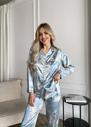 Стильна блакитна шовкова піжама на ґудзиках з принтом