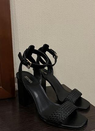 Чорні босоніжки на підборах michael kors petra ankle strap