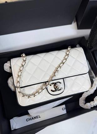 New сумка шанель біла з чорним контуром на цепочці крос боді chanel