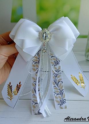 Большой белый бант на заколке с колотками