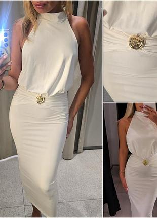 Роскошное белое платье от zara с открытой спиной и драпировкой на талии.