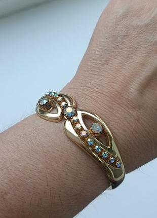 Вінтажний золотистий браслет-манжета з відкидною застібкою (hinged clamp/bangle bracelet), оздоблений кристалами з ефектом аврори бореаліс.