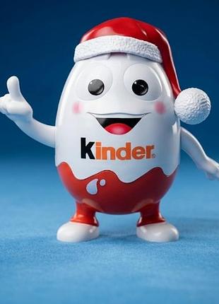 Копілка kinder surprise у вигляді маскота кіндерино в новогодній шапці санти.