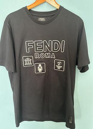 Чоловіча бавовняна футболка fendi roma icons graphic-print t-shirt, випущена в одній з колекцій італійського модного дому fendi.