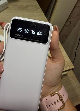 Белый портативный аккумулятор (power bank)