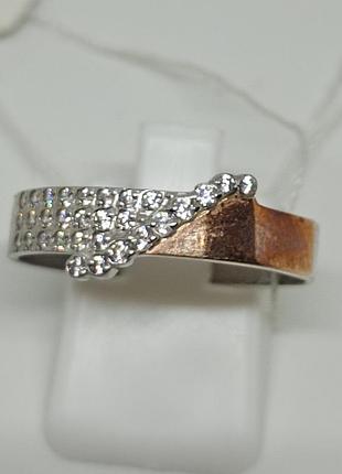 Серебряная кольца с фианитами и золотой пластиной.