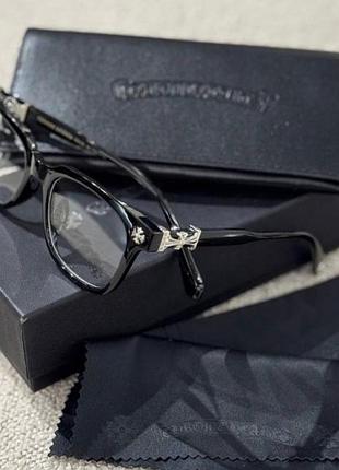 Стильні окуляри chrome hearts у чорній глянцевій оправі.