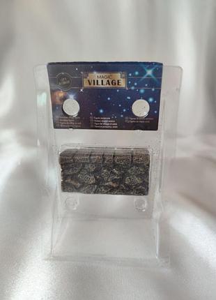 Миниатюрная каменная стена в городк magic village