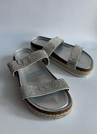 Нові жіночі шльопанці just fab