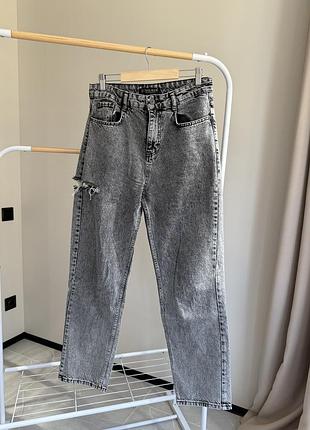 Красиві жіночі джинси з розрізом