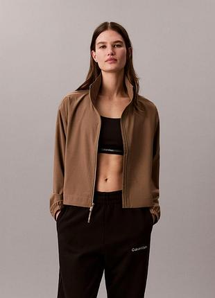 Жіноча вітровка calvin klein з логотипом