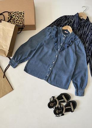 Джинсова блуза levi's вирізняється вишуканими рюшами вздовж планки ґудзиків