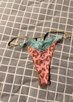 Трусы бренда tezenis с бирюзовым кружевом и тонкими бретелями.